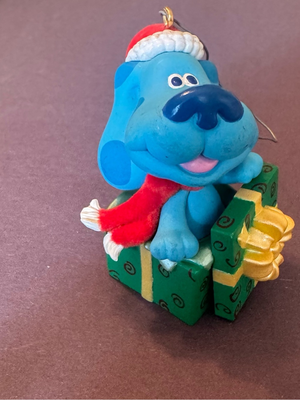 T2000 Hallmark Blue's Clues "Surprise Package" ornament